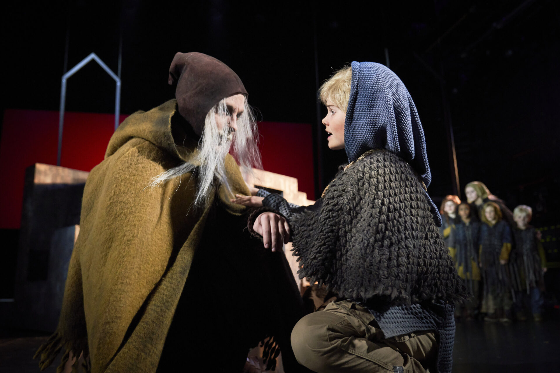 En liten gutt snakker sammen med en gammel mann