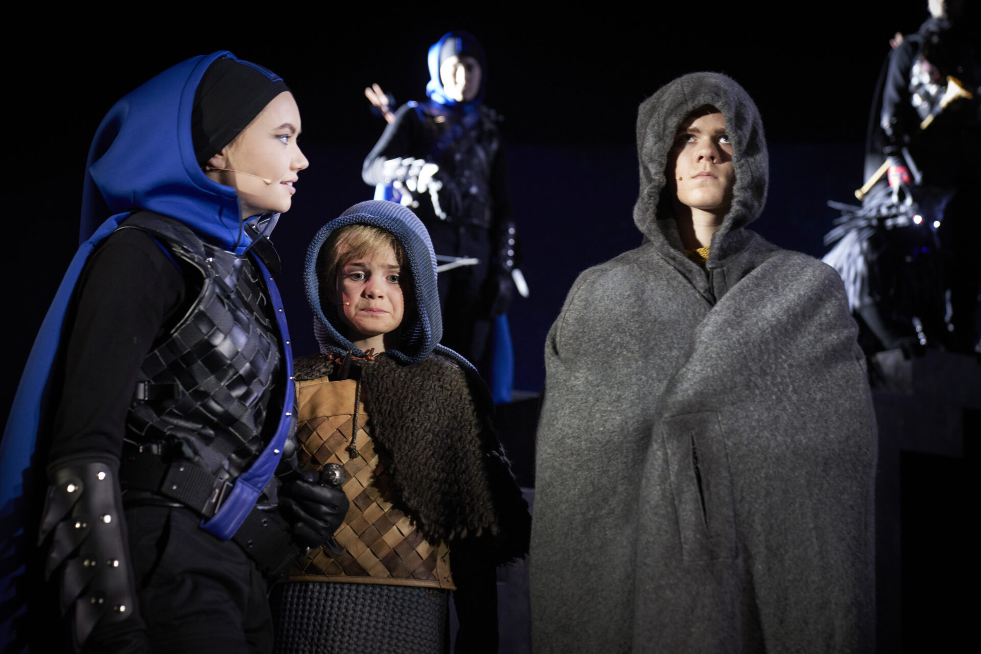 En liten gutt er redd når han og hans bror er blitt oppdaget av en vakt