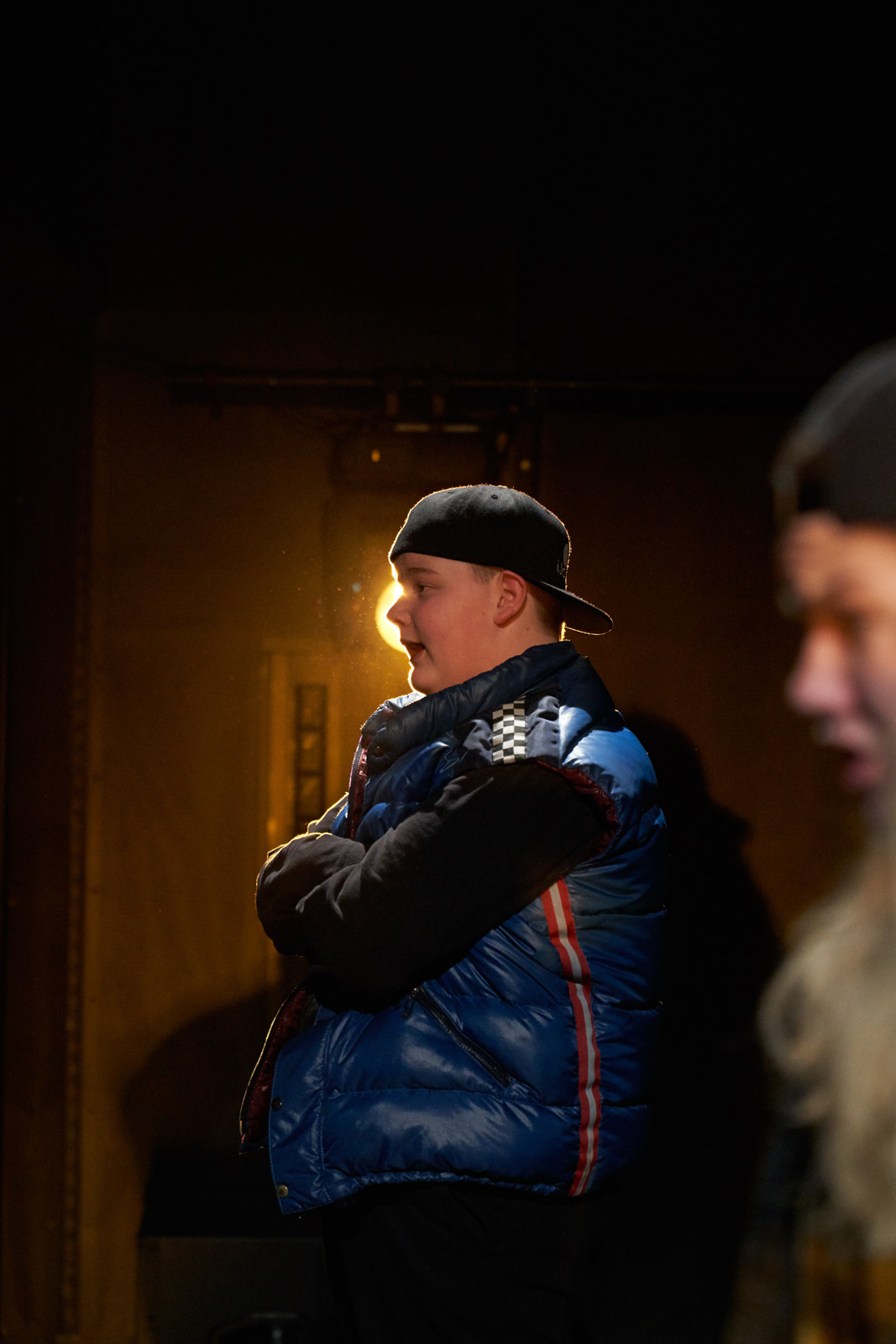 Gutt i caps og boblevest.