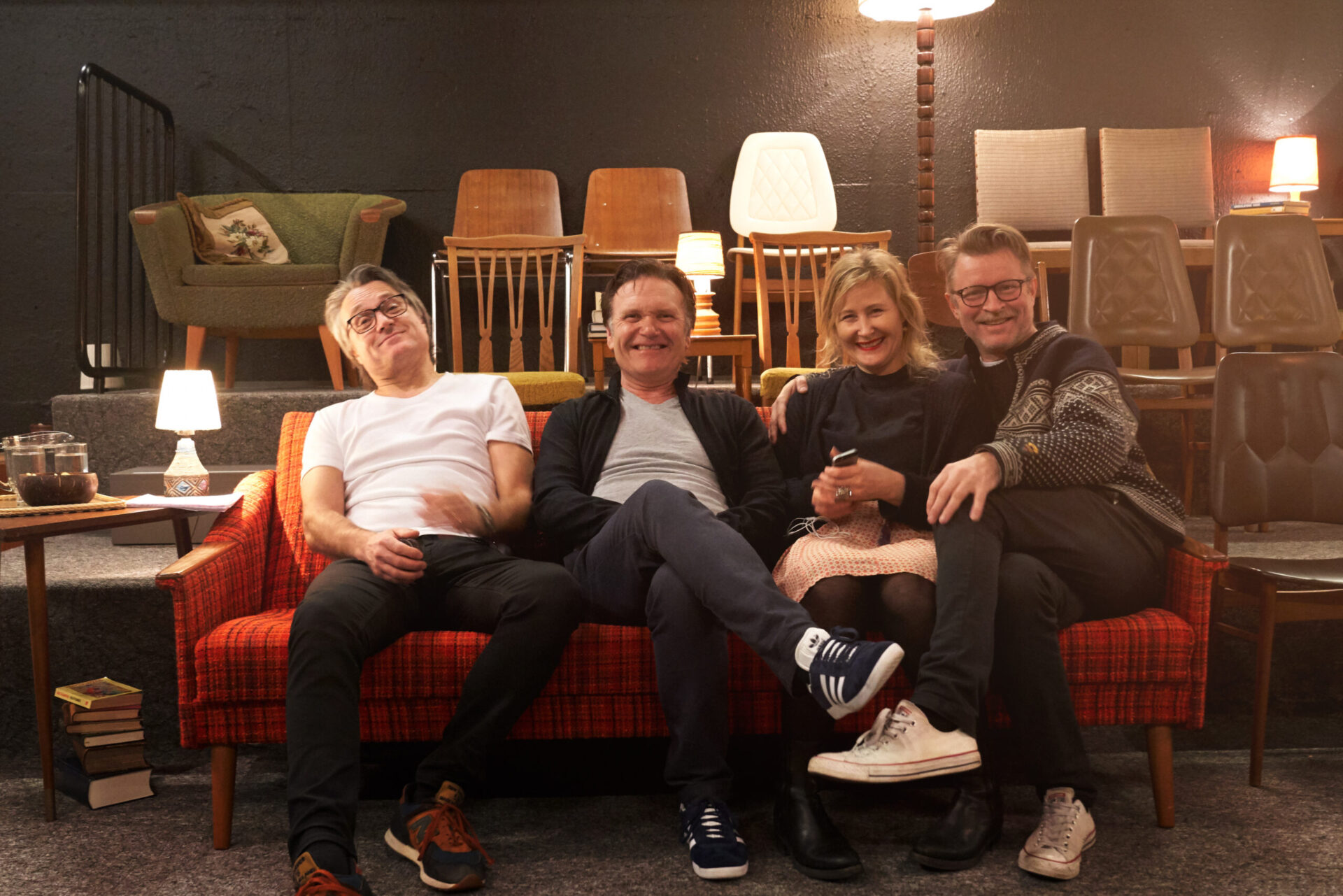 Simon Lay, Espen Hana, Nora Furuholmen og Tom Haug sitter i en sofa.