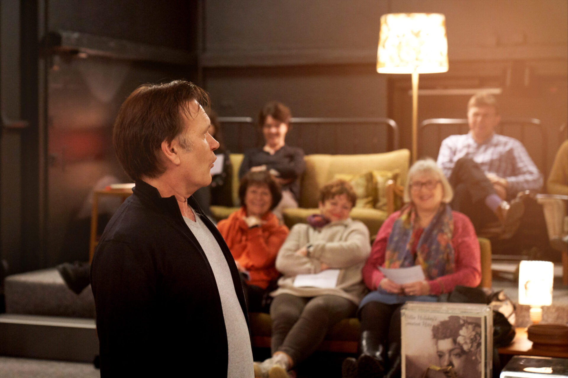 Espen Hana ser mot publikum.