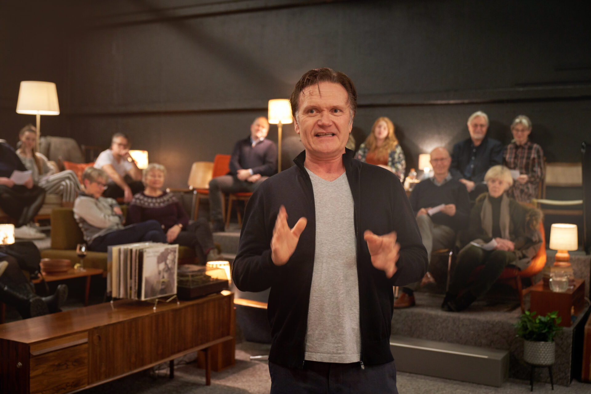 Espen Hana står blant publikum og ser mot kamera.