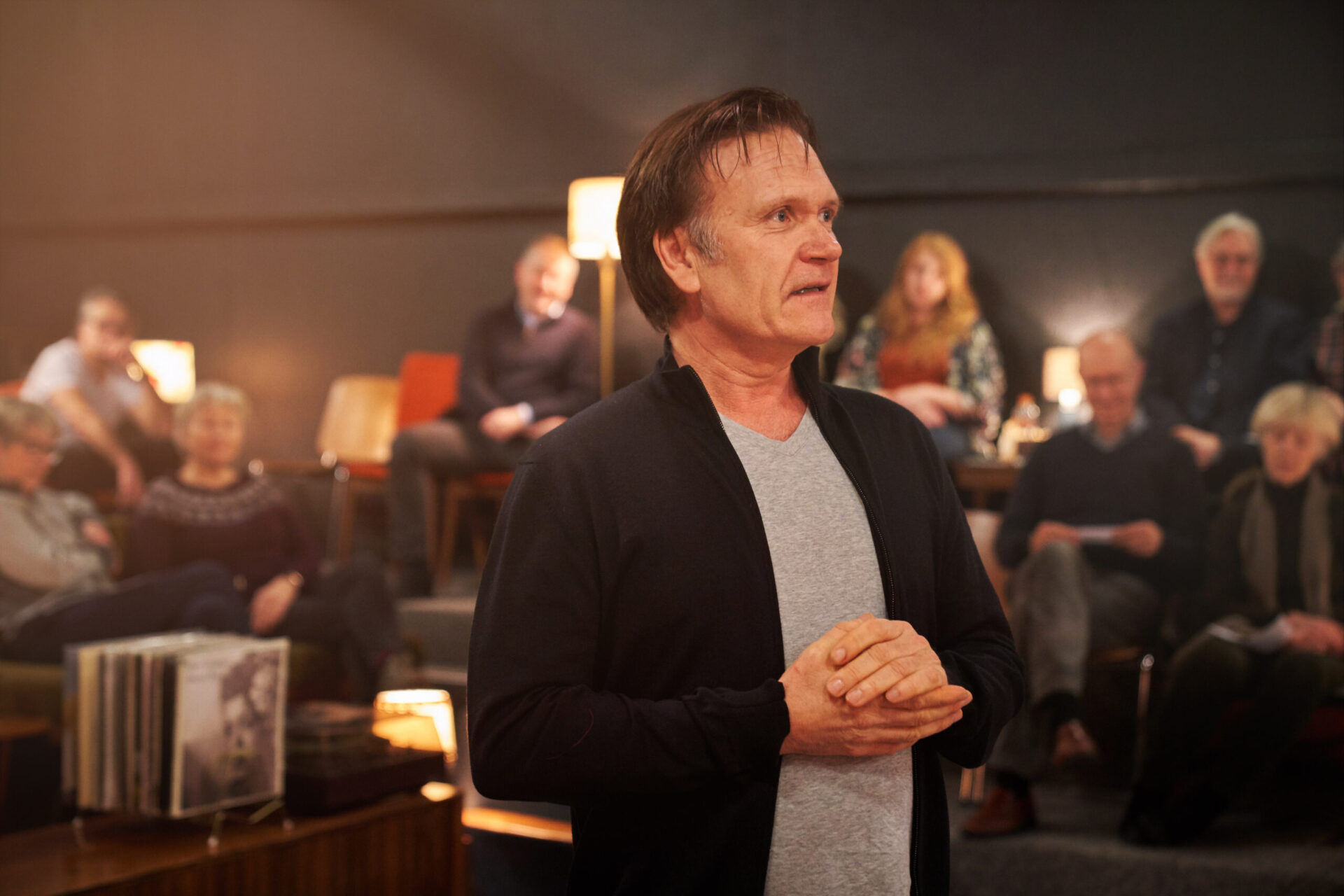 Espen Hana står og ser ut i rommet.