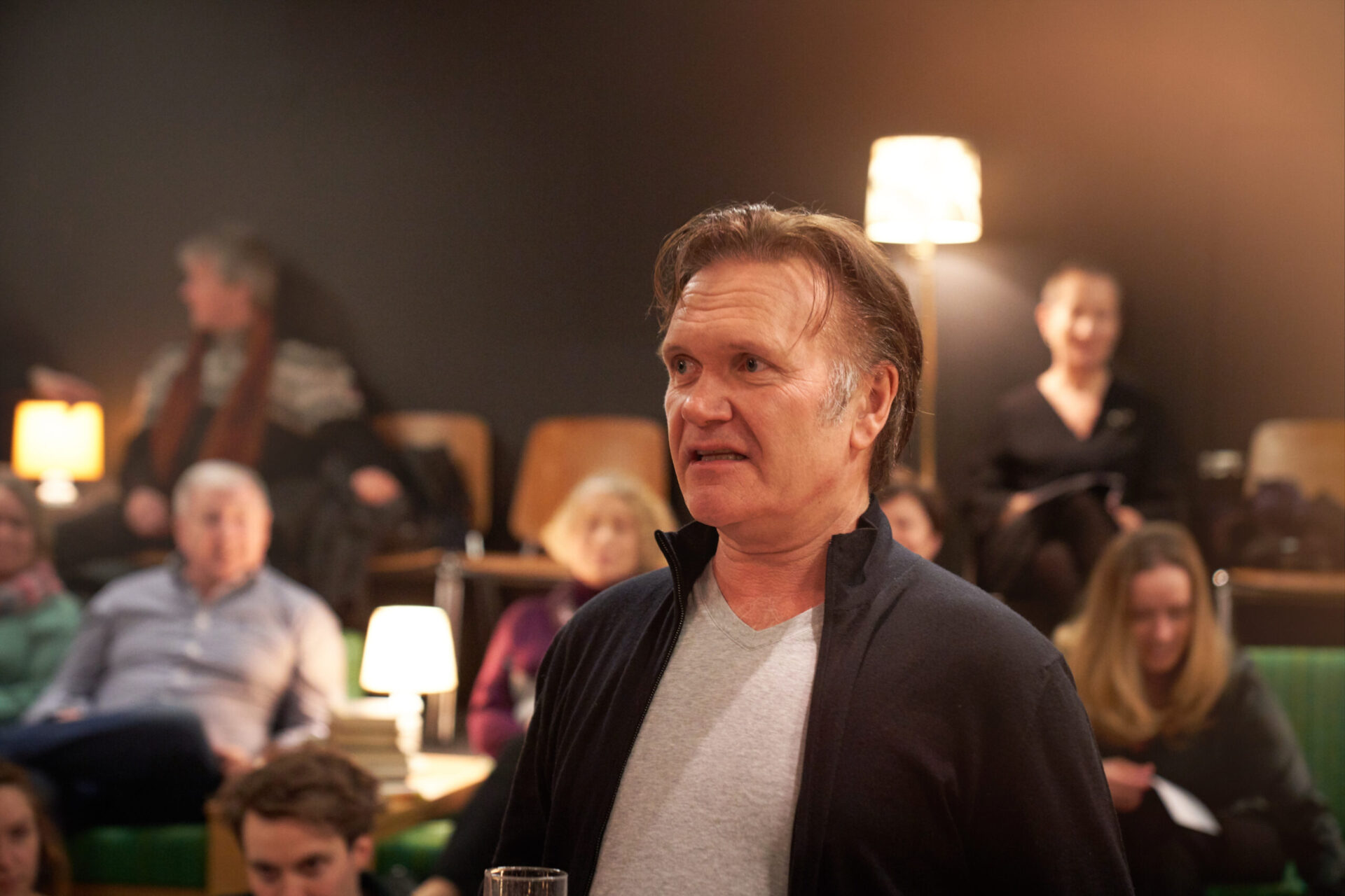 Espen Hana står blant publikum.