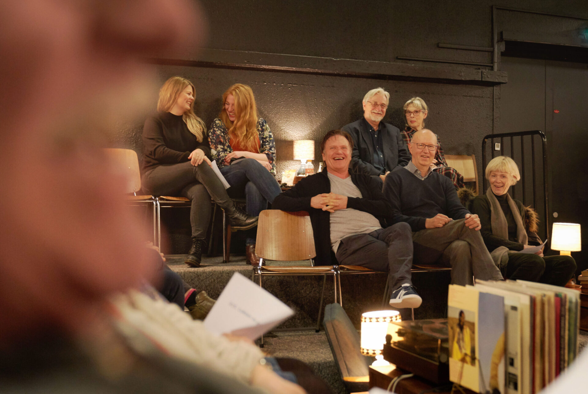 Espen Hana sitter blant publikum og ler mot kamera.