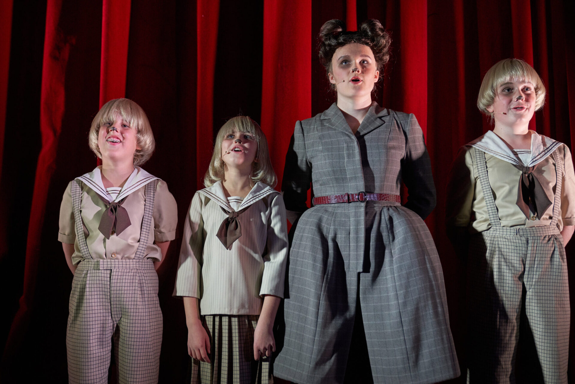 Tre valper og en hundemor synger