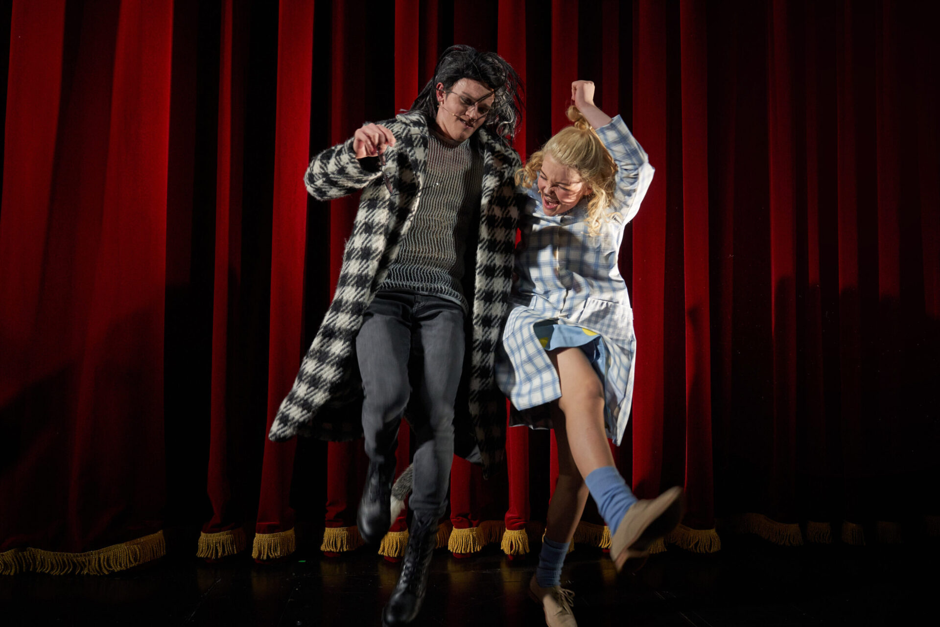 En katt og en hund danser