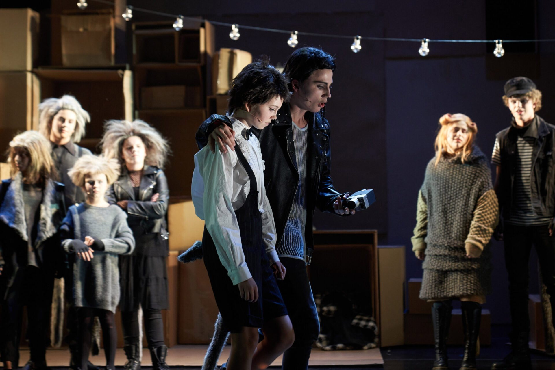 En stor katt holder armen rundt en litt mindre katt