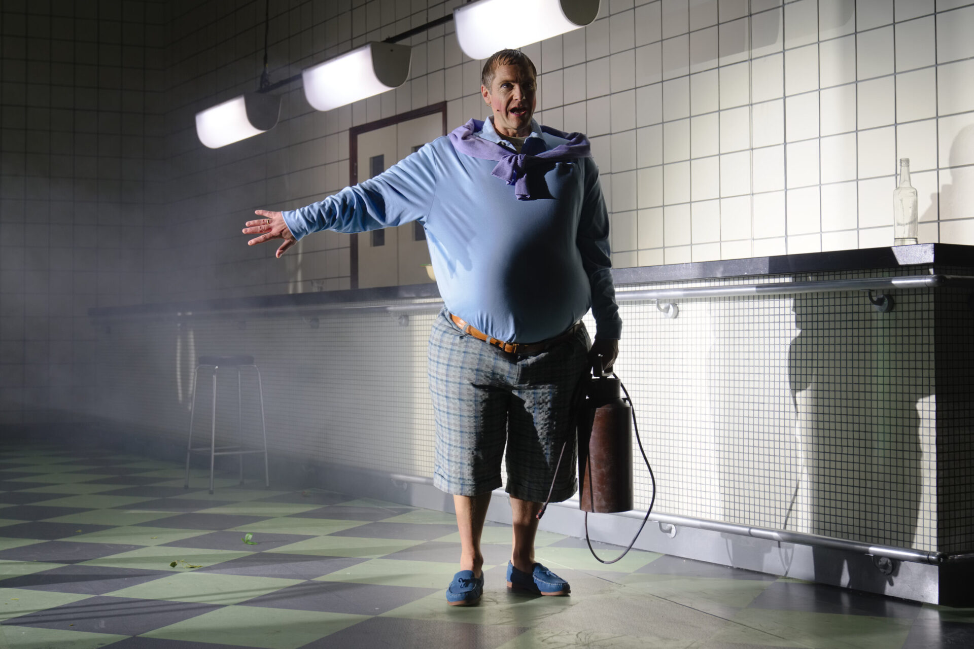 En mann i fatsuit står ved siden av en bardisk