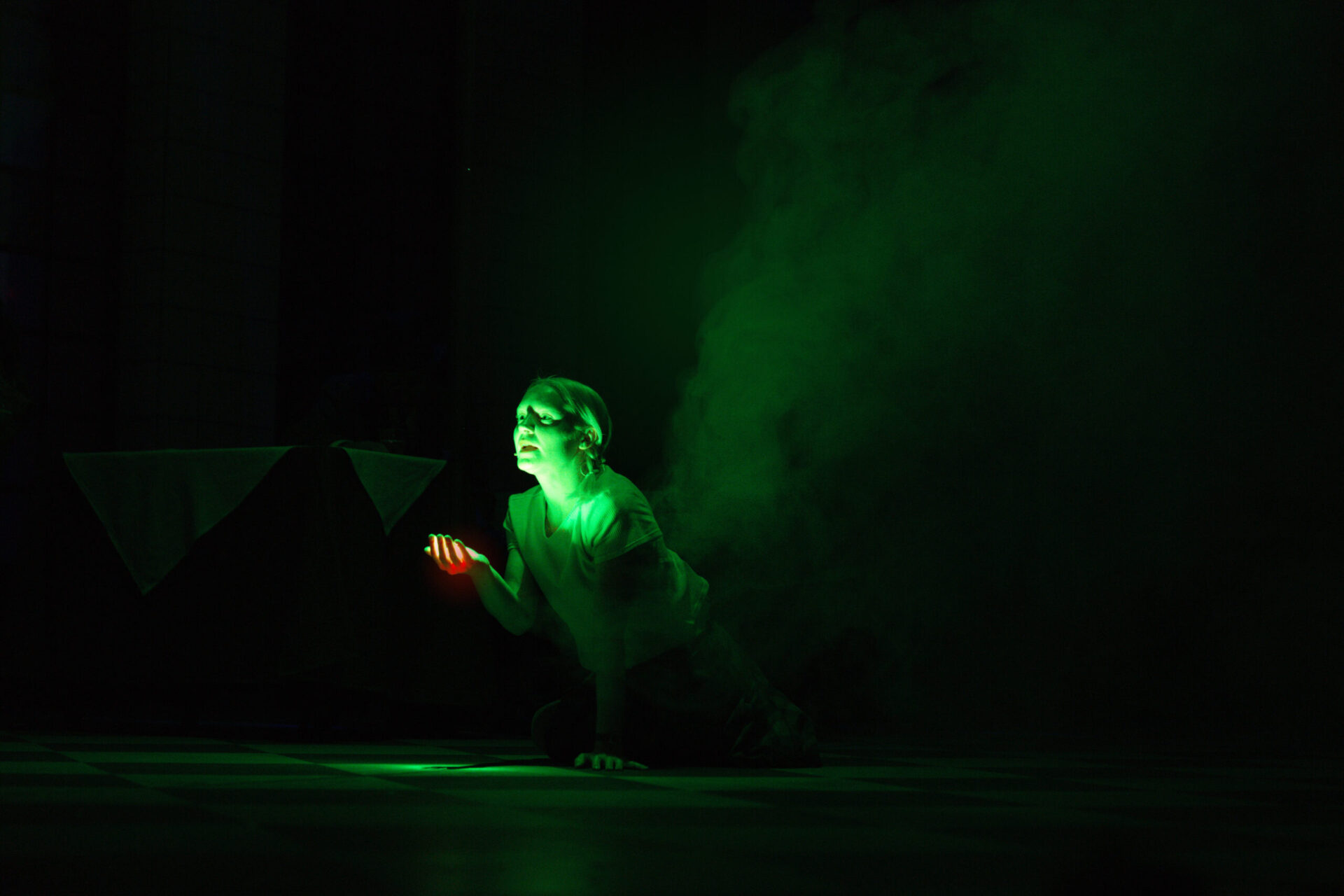 En kvinne ser ut mot publikum