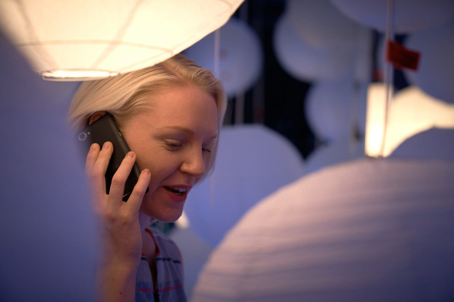 En kvinne snakker i en mobiltelefon