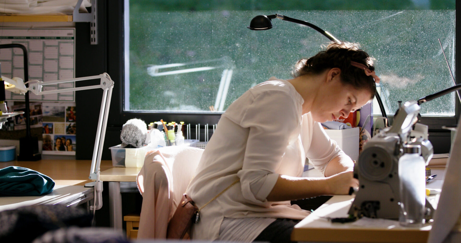 Kvinne som sitter og syr