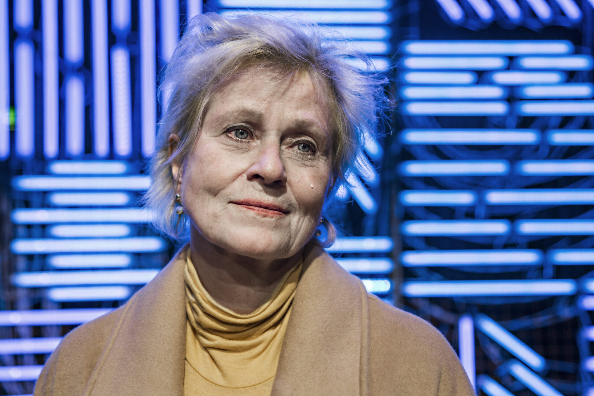 En eldre kvinne ser til høyre
