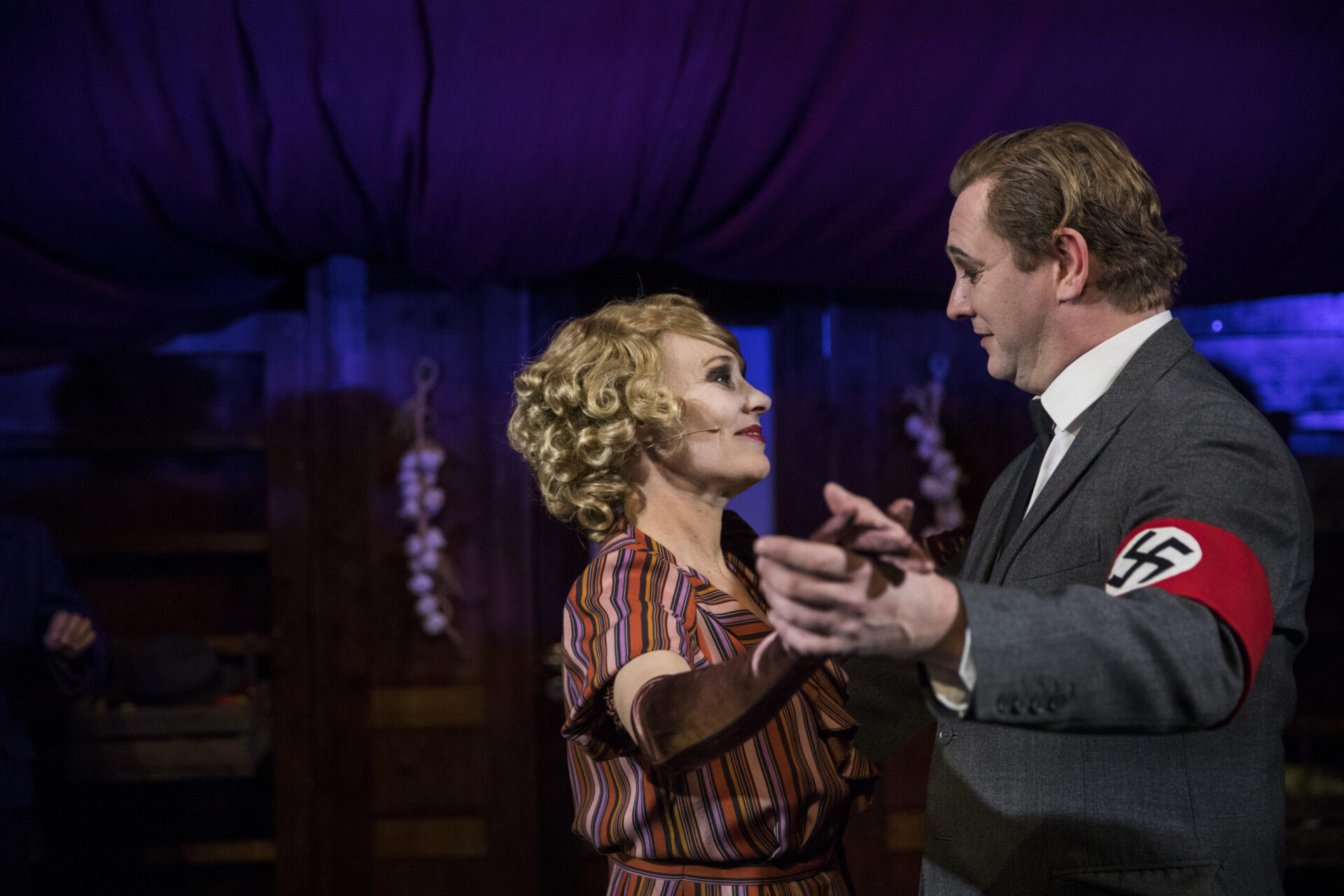 Kvinne og mann danser.