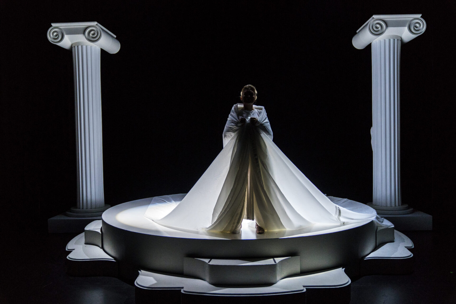 Dronningfeen i en stor hvit kjole