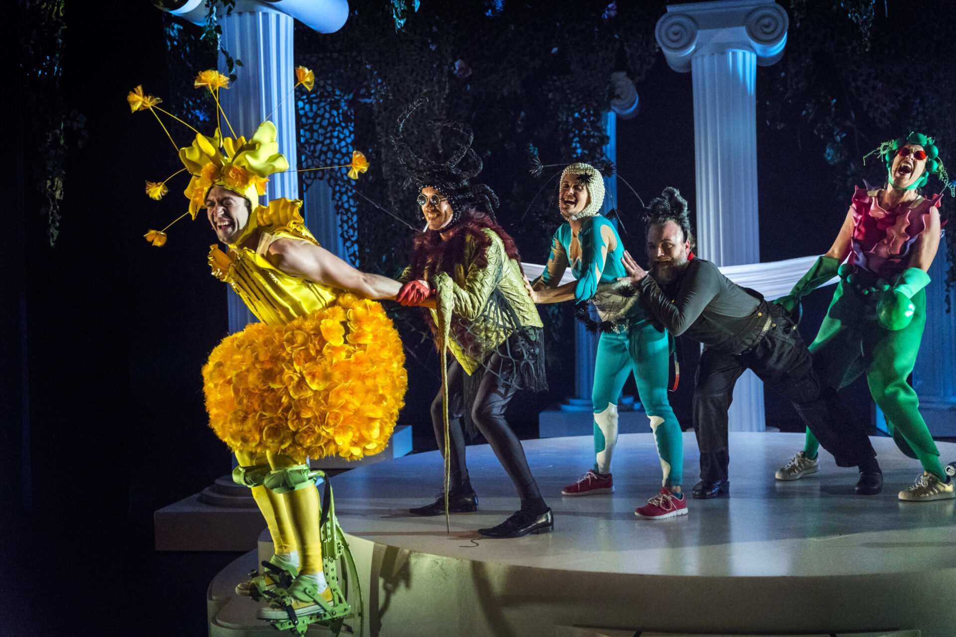 Smilende eventyrfigurer i fantasifulle kostymer