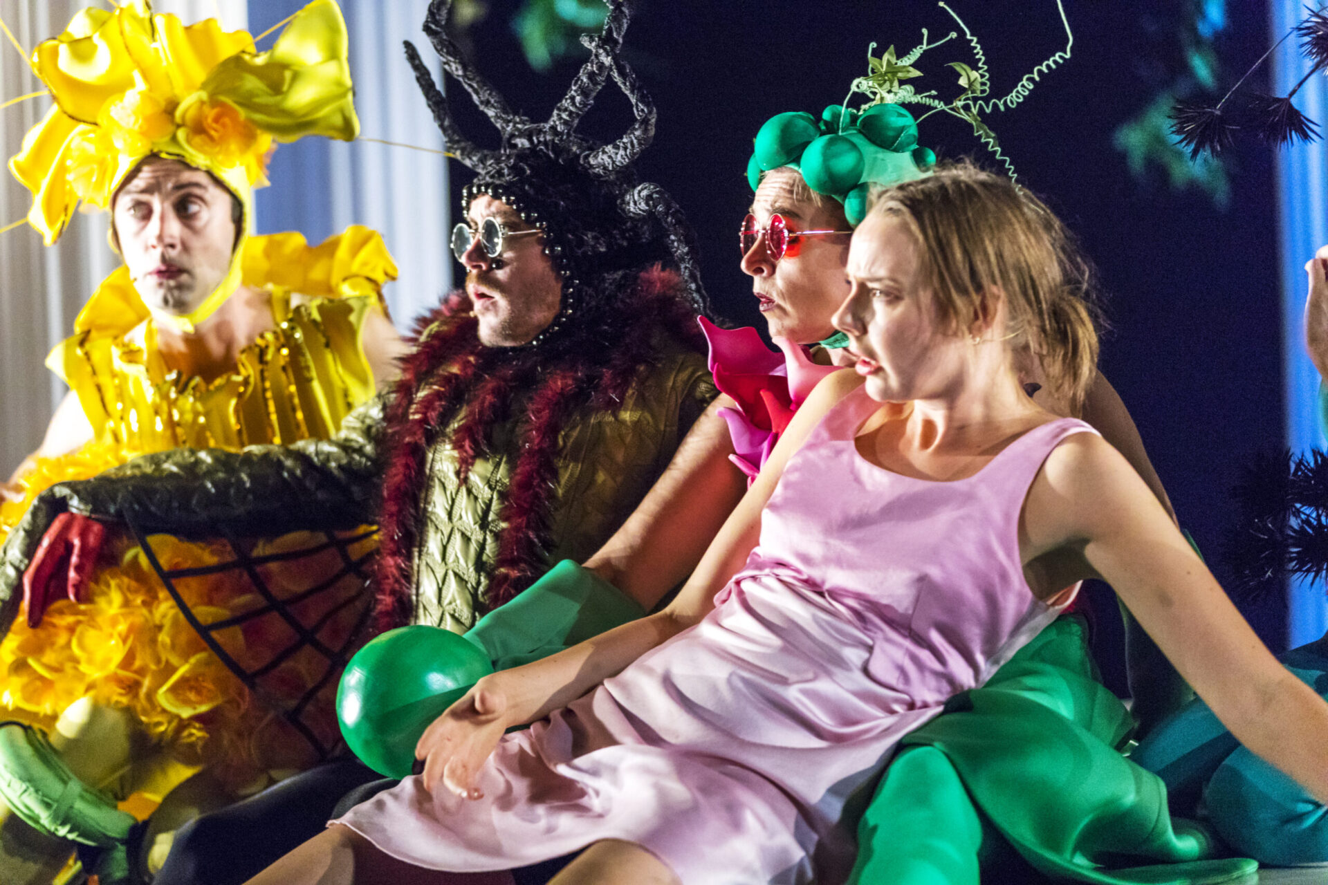 Skuespillere ikledd kostymer i forestillingen En midtsommernattsdrøm