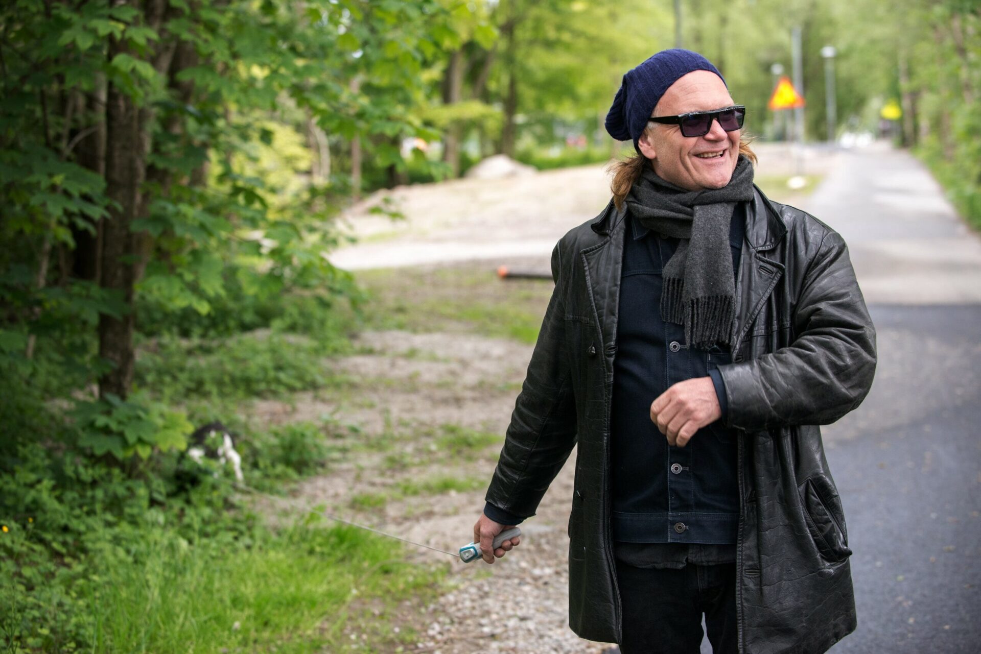 Epsen Hana på tur med hunden sin Dennis.