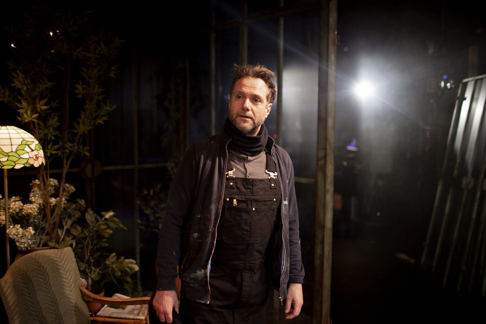 Espen Reboli i kjeledress ser ut mot publikum.