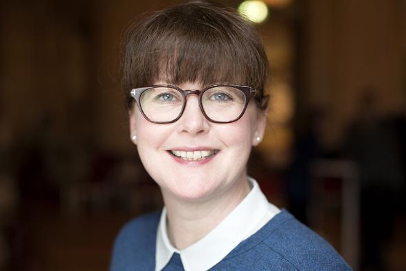 Hanne Tømta ser i kamera og smiler.