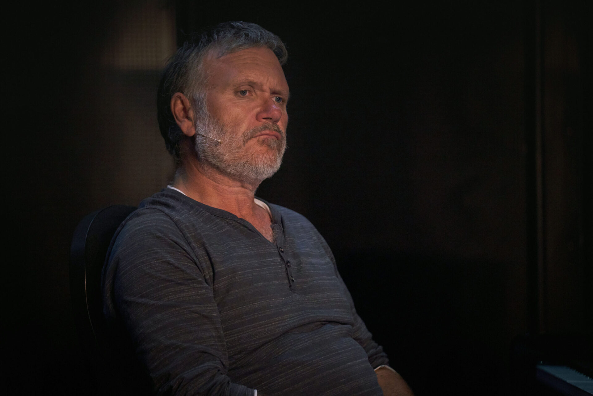 Espen Hana ser ut i luften