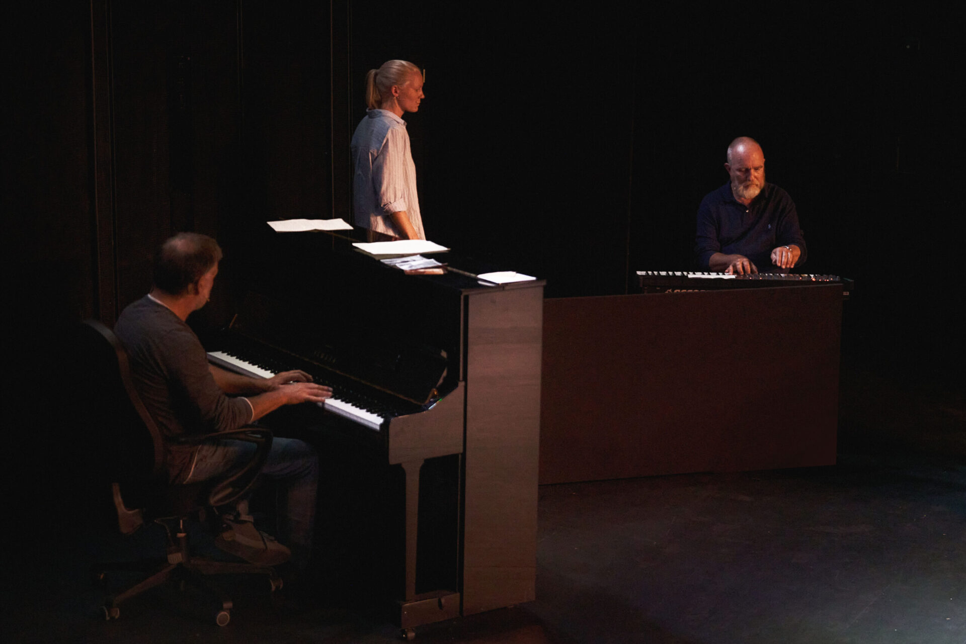 To menn spiller piano