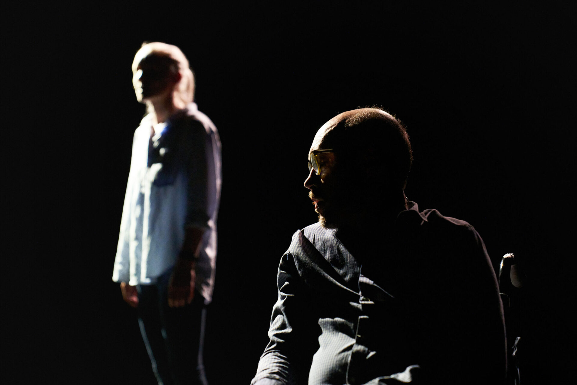 En mann i rullestol ser på ung kvinne