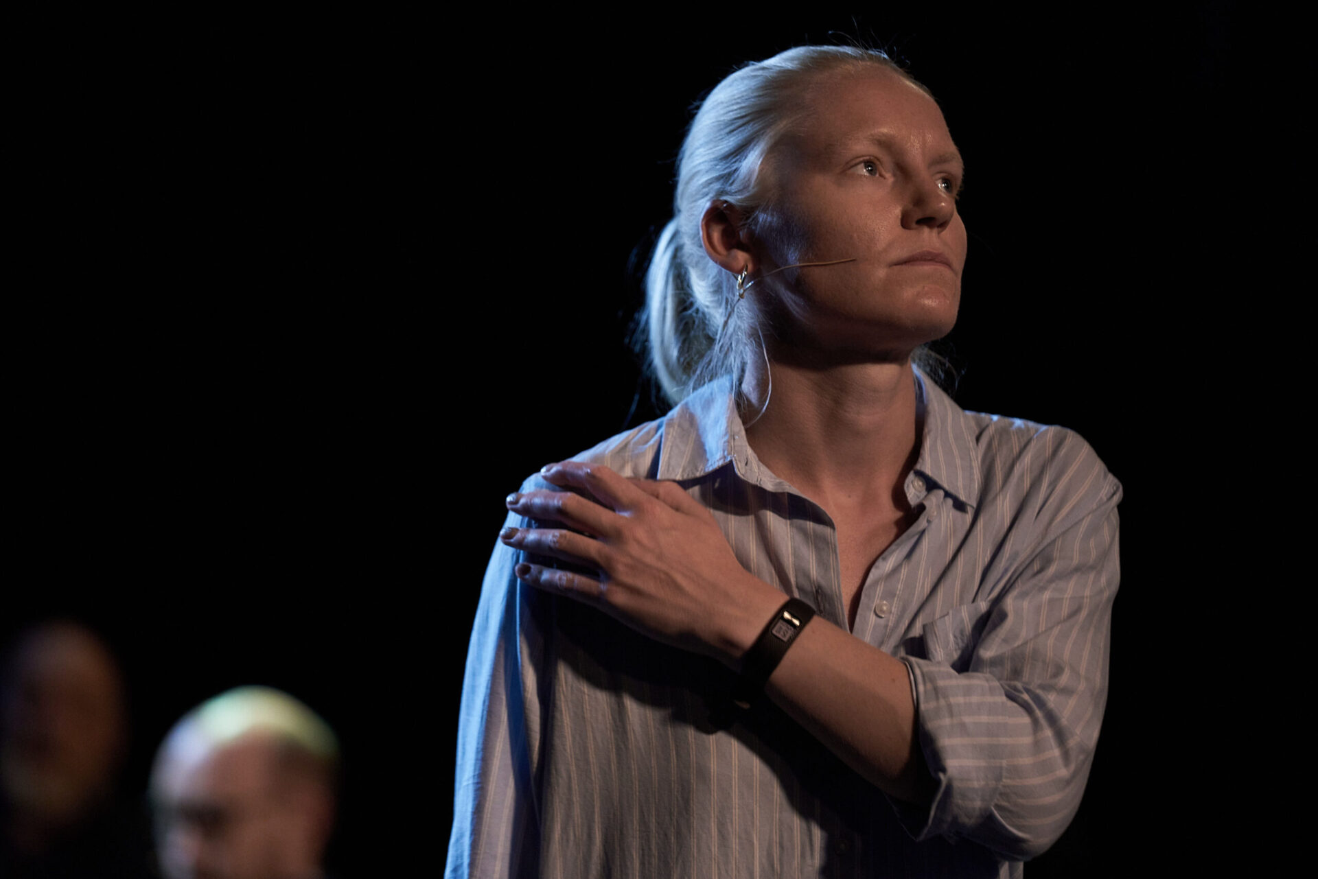 En kvinne ser ut i luften