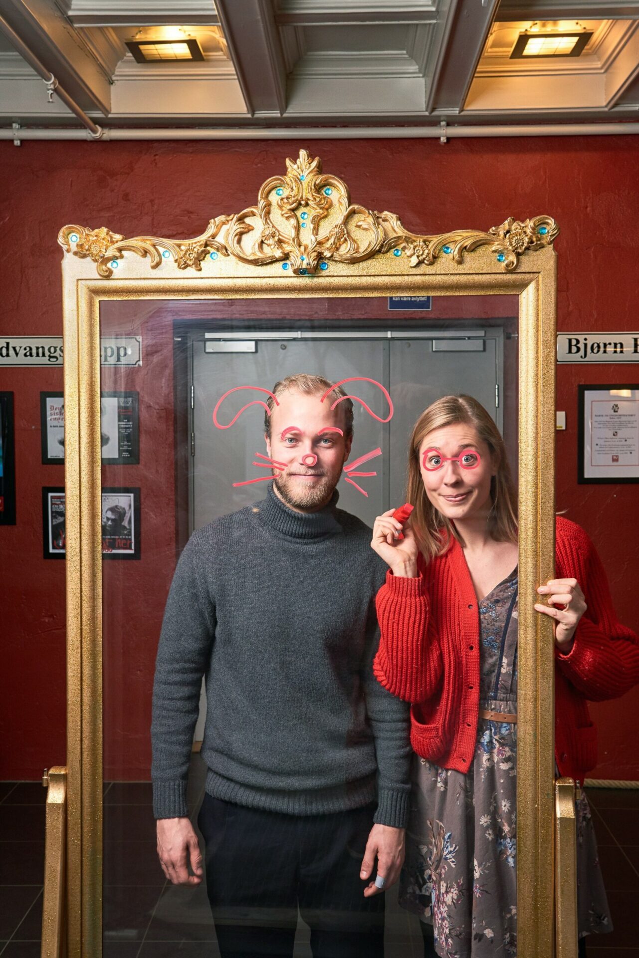 Humoristisk bilde av Kathrine og Henrik, for å illustrere forestillingen Keiserens nye klær