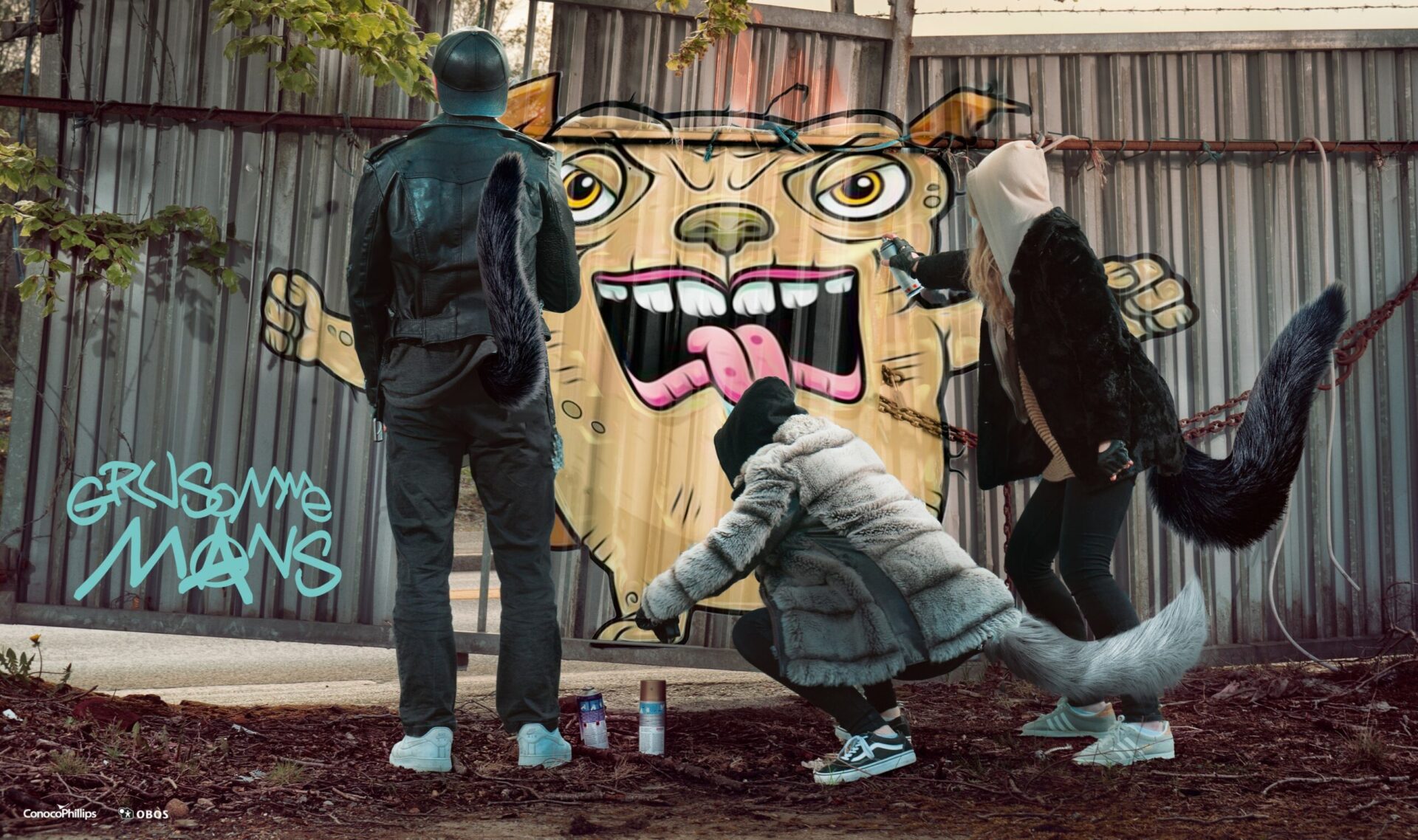 Tre katter tagger på et gjerde