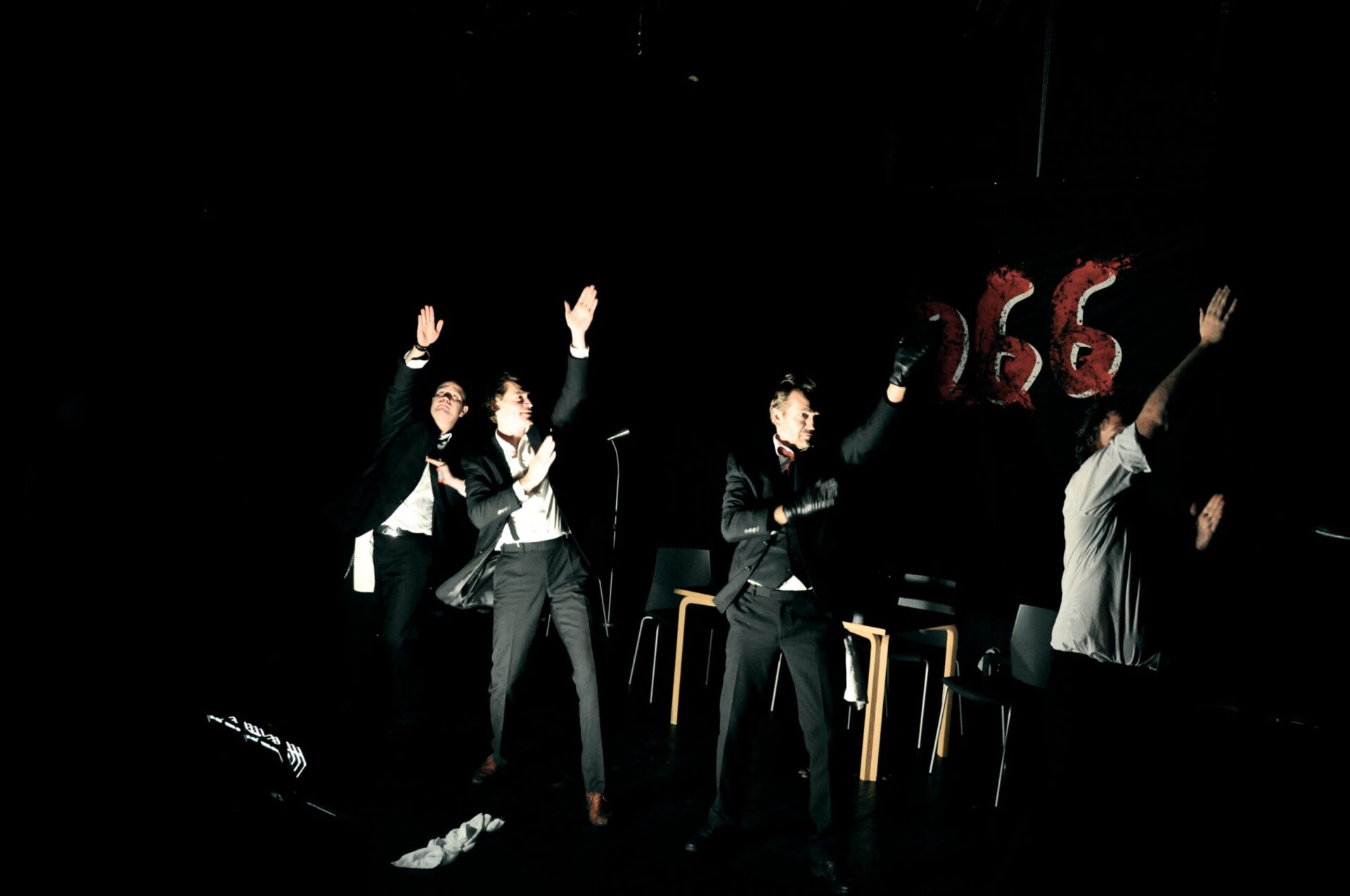Fire dansende menn