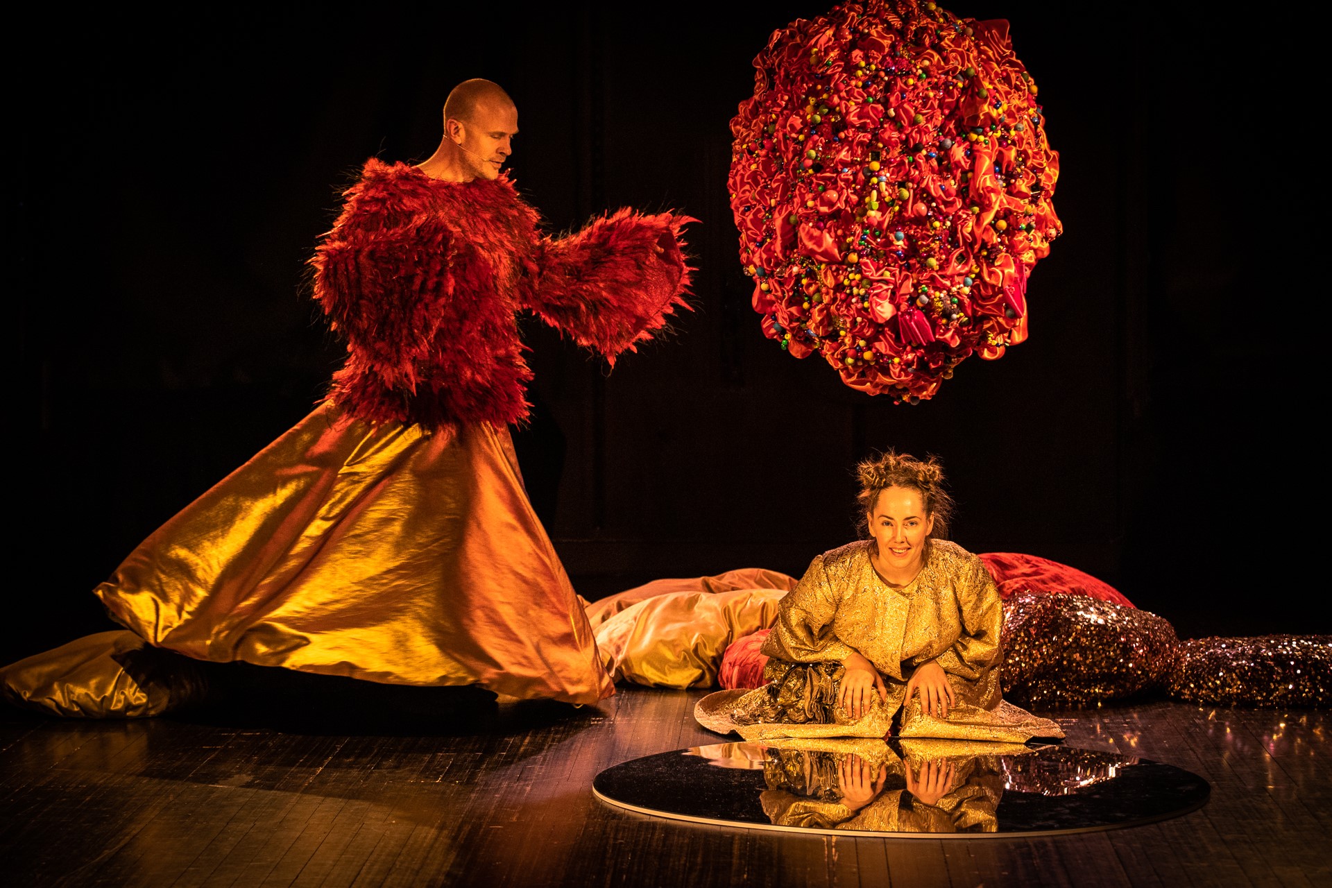 En mann og en kvinne i store gullkjoler i MåneMåne