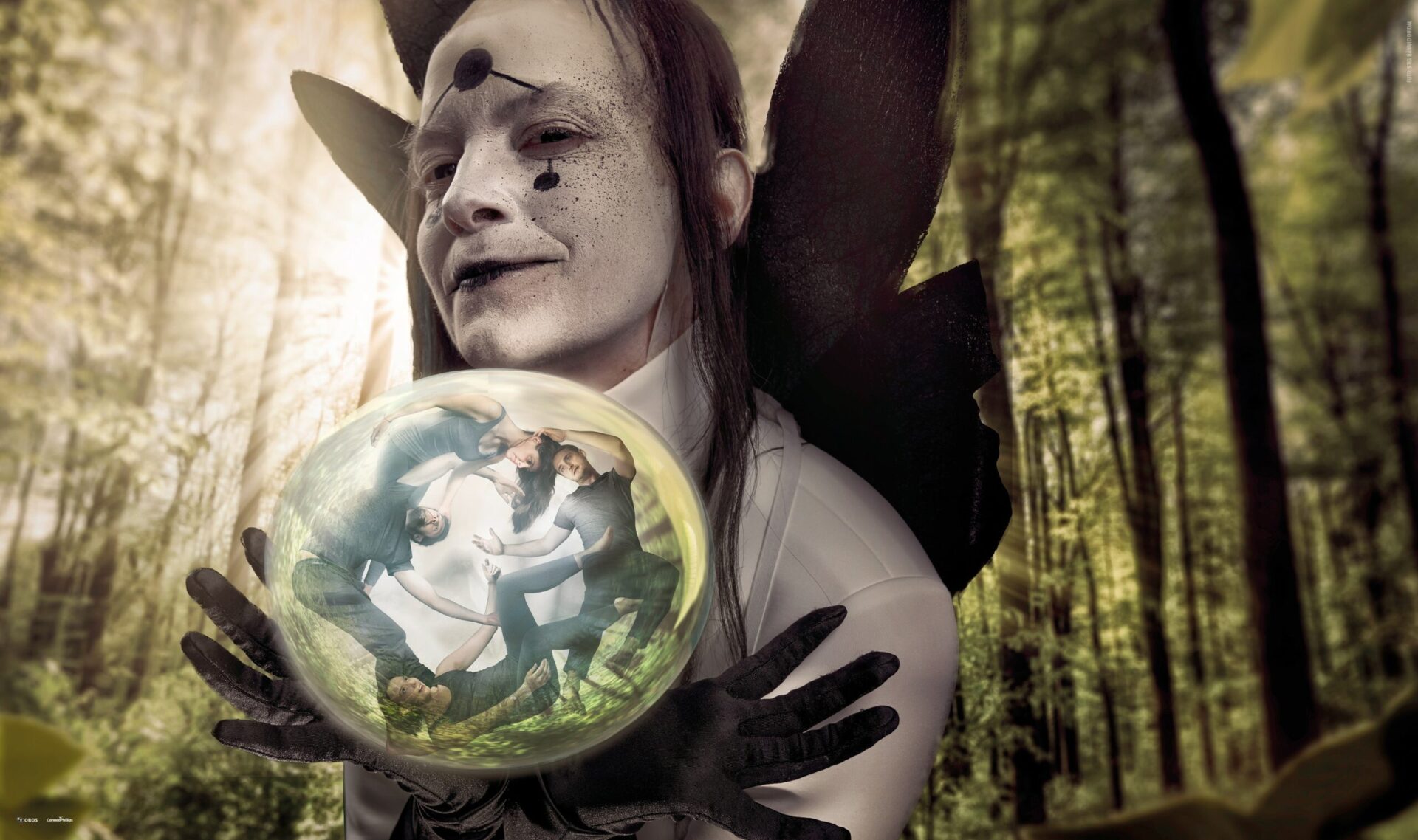 En midtsommernattsdrøm: Plakatfoto av Nina Ellen Ødegård som Puk som holder en glasskule med fire mennesker inne i kula