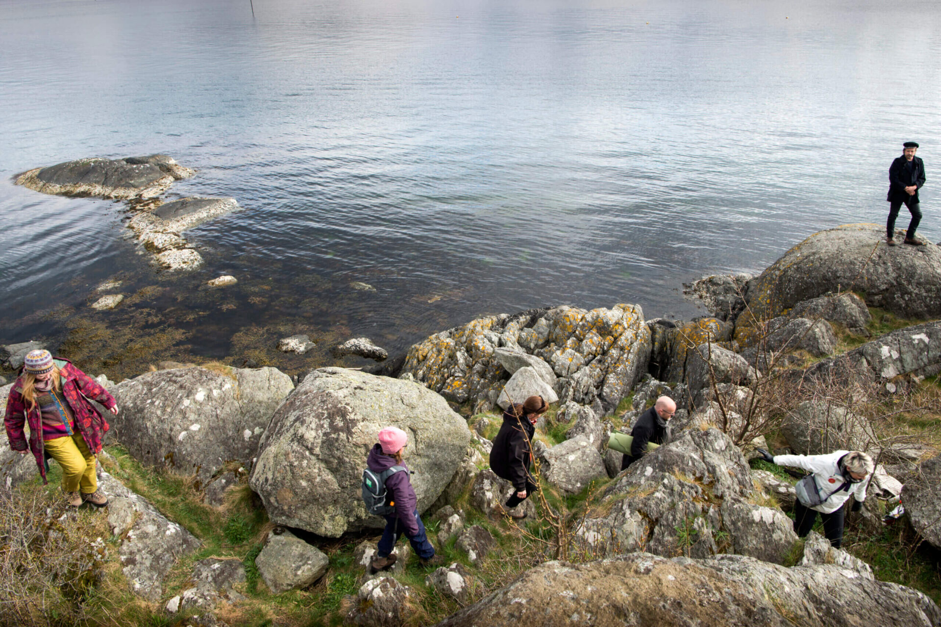 Publikum på vei til å se Anders Dale spille Terje Vigen utendørs ved Gandsfjorden.