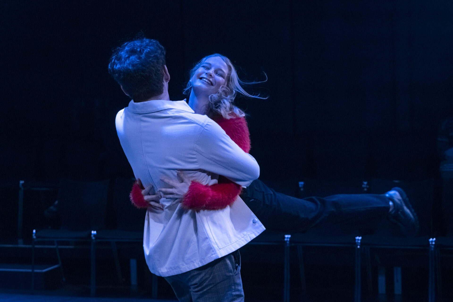 En gutt og ei jente danser.