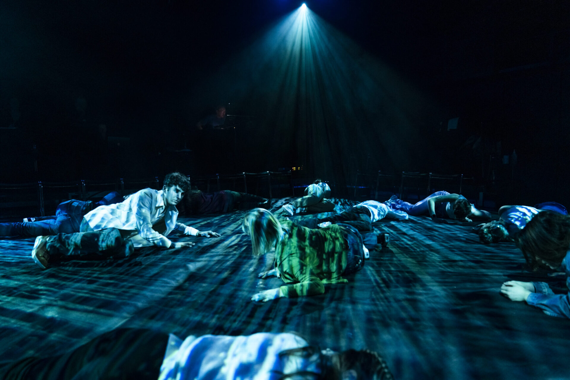 Ungdommer som ligger på gulvet.