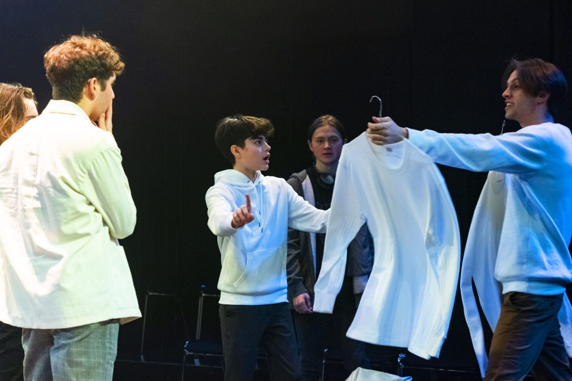 En guttegjeng lurer på hva de skal ha på seg. Alle er kledd i hvite topper.