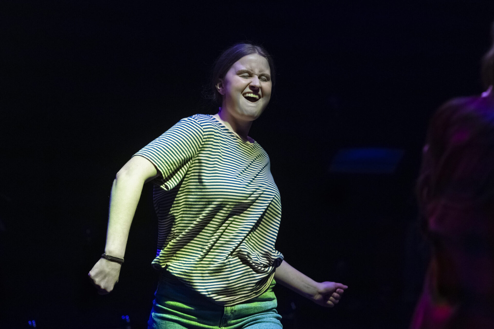 Ei jente grønn t-skjorte danser.