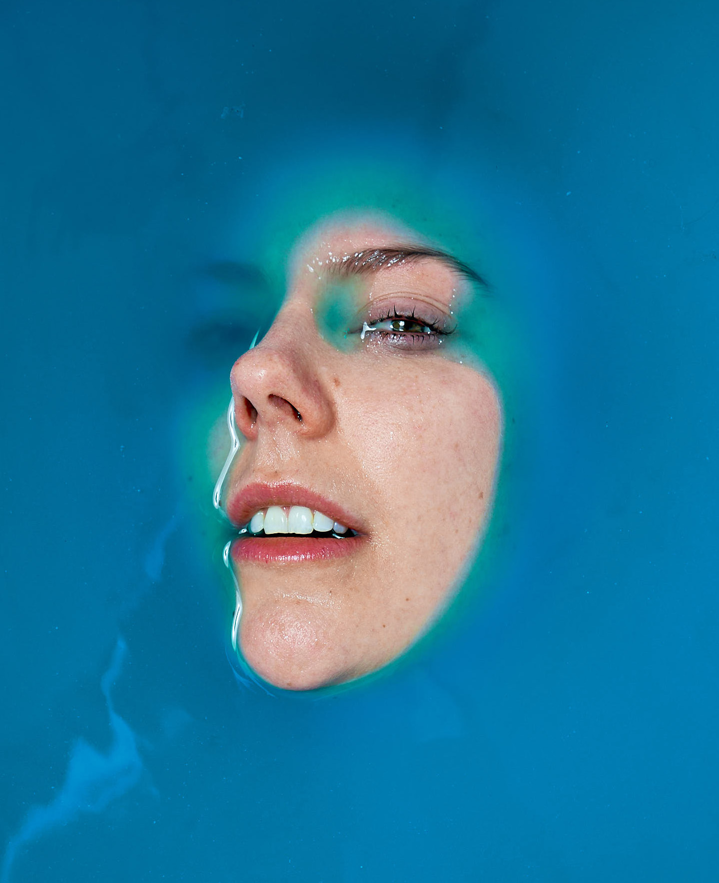 Ragnhild Tysse ligger delvis under blått vann