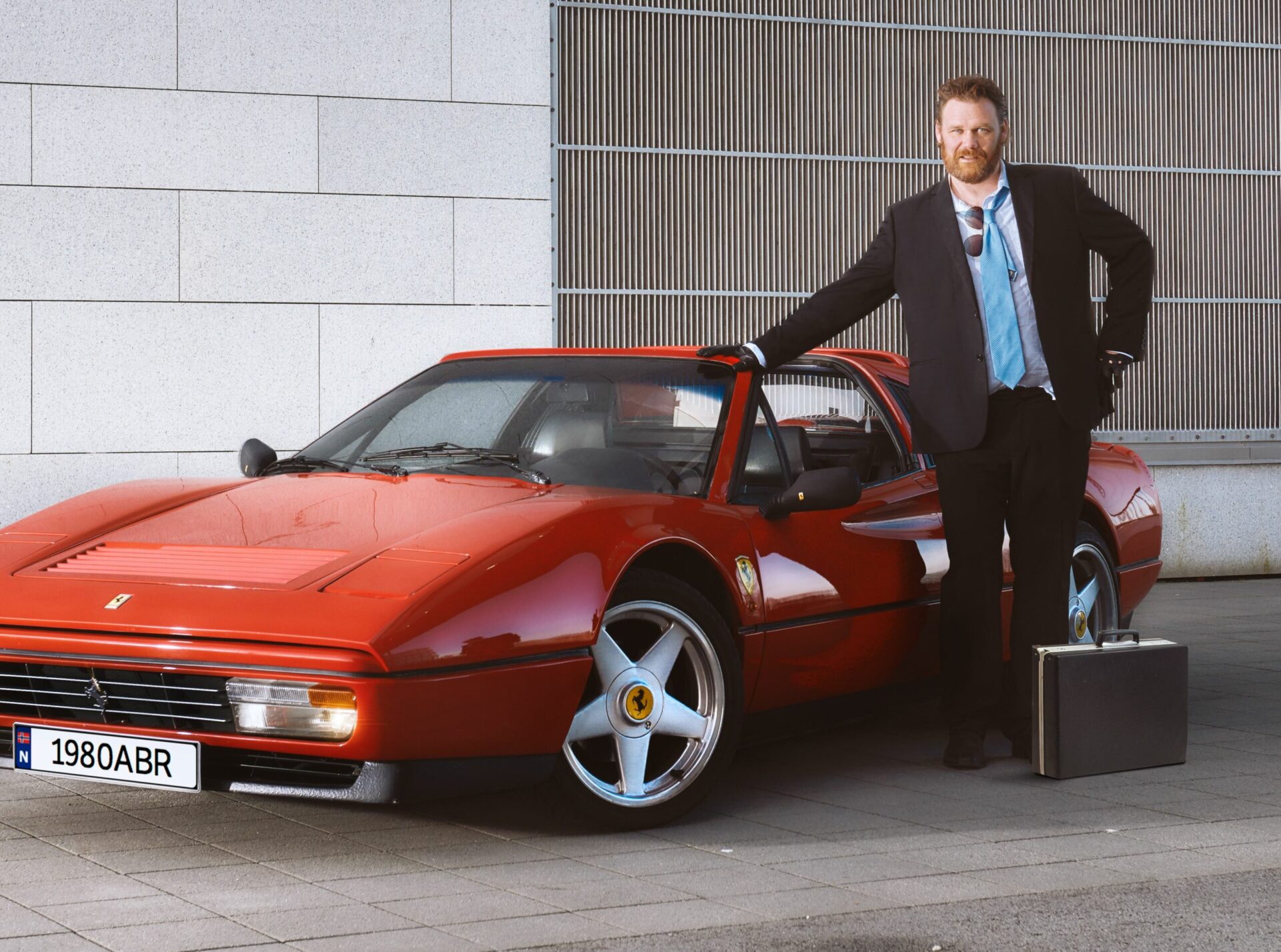 Cato Skimten Storengen med en rød Ferrari