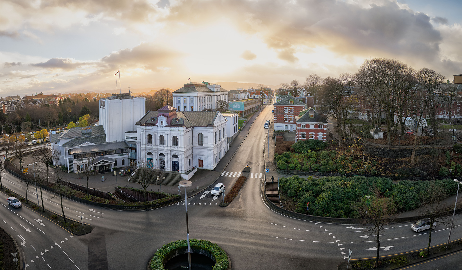 Akropolishøyden med Rogaland Teater sett fra avstand