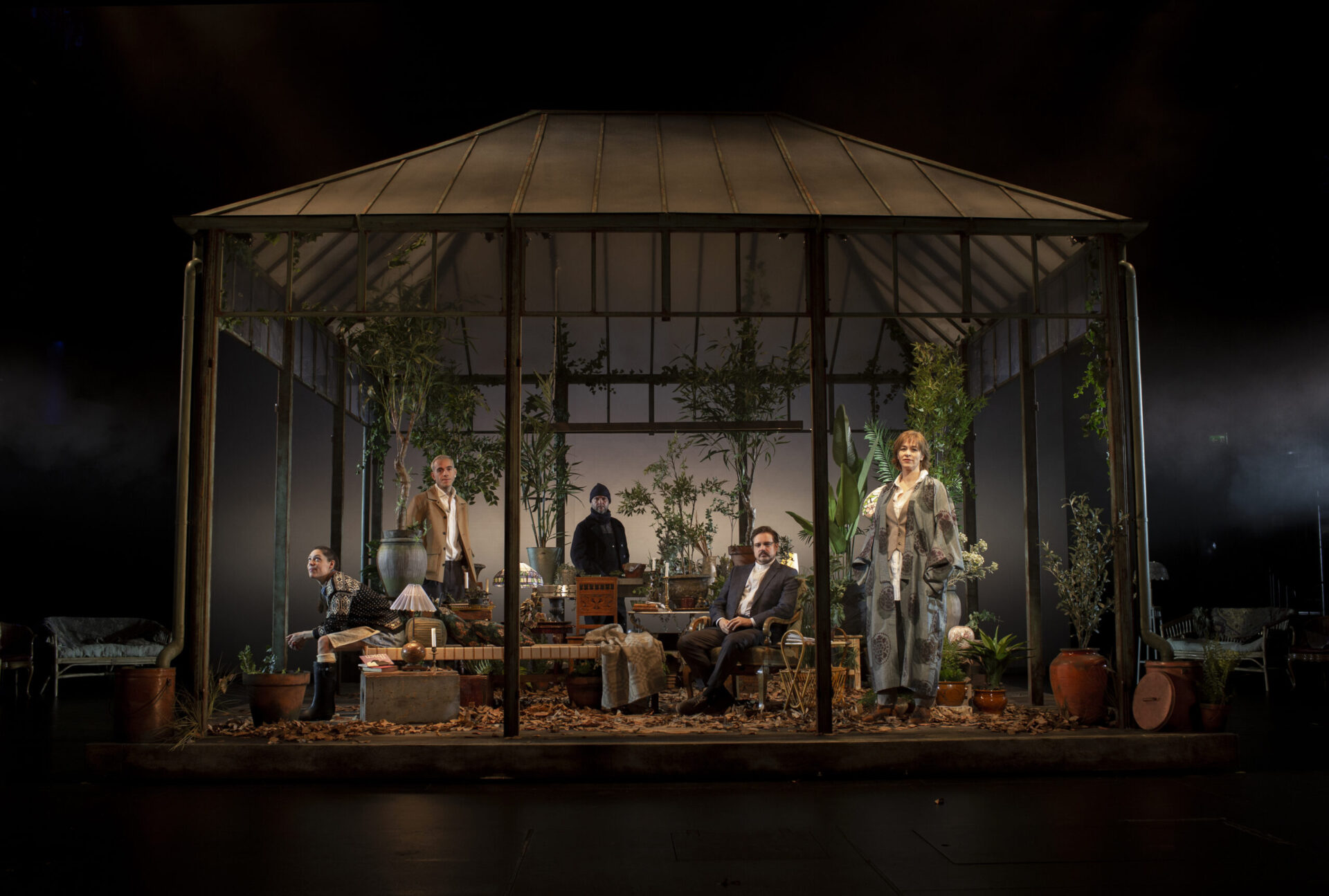 Skuespillerne i Gjengangere er inne i et drivhus.