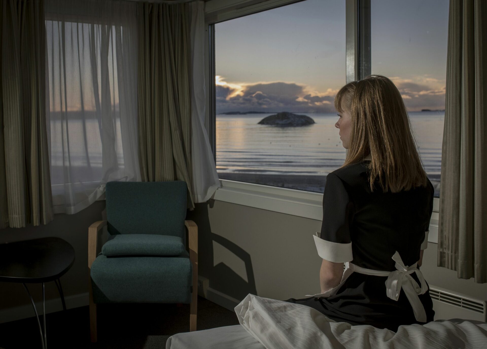 Jente som sitter på et hotellrom på Viste Strandhotell.