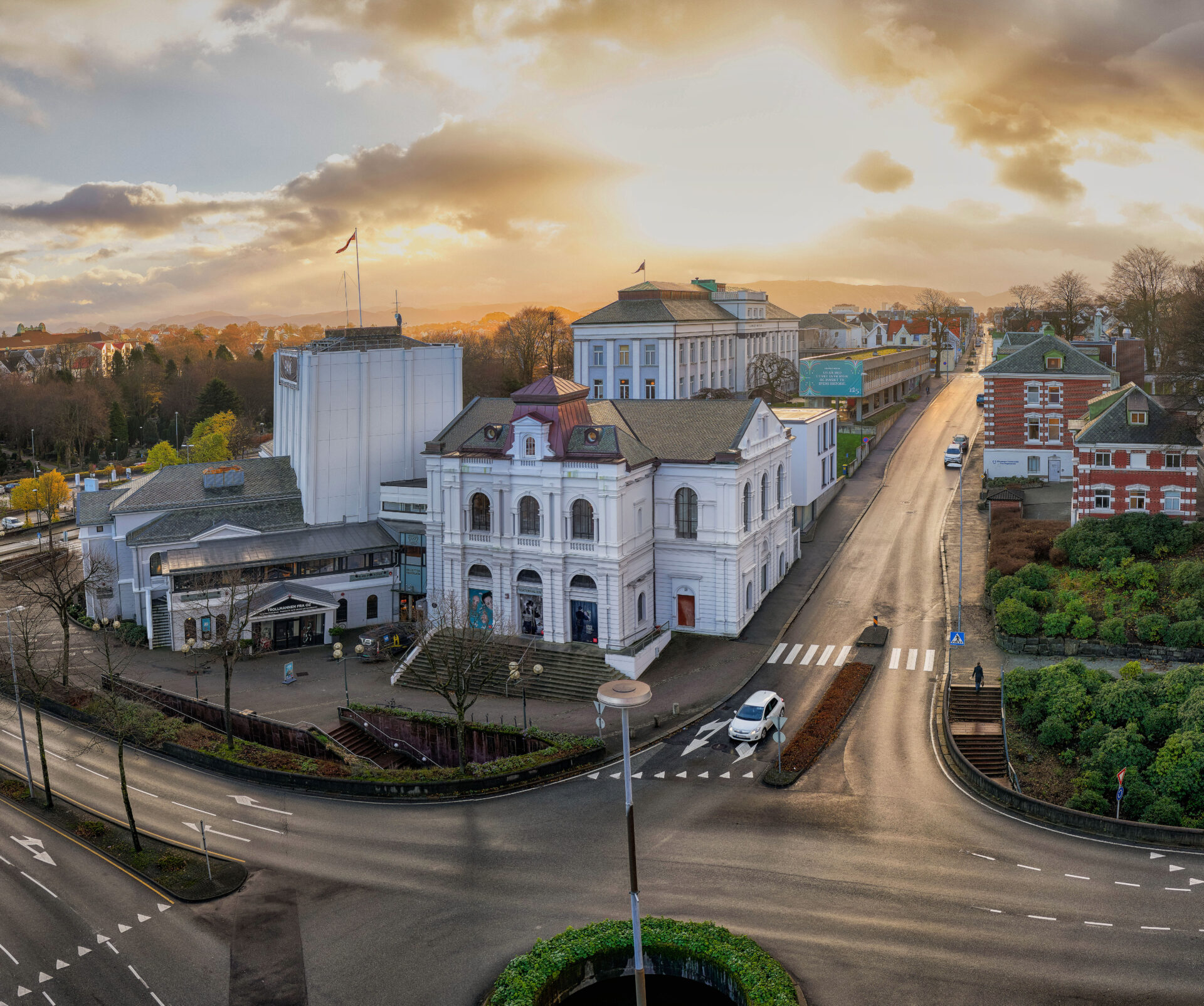 Akropolishøyden sett fra avstand, med teatret i front og museet i bakgrunnen