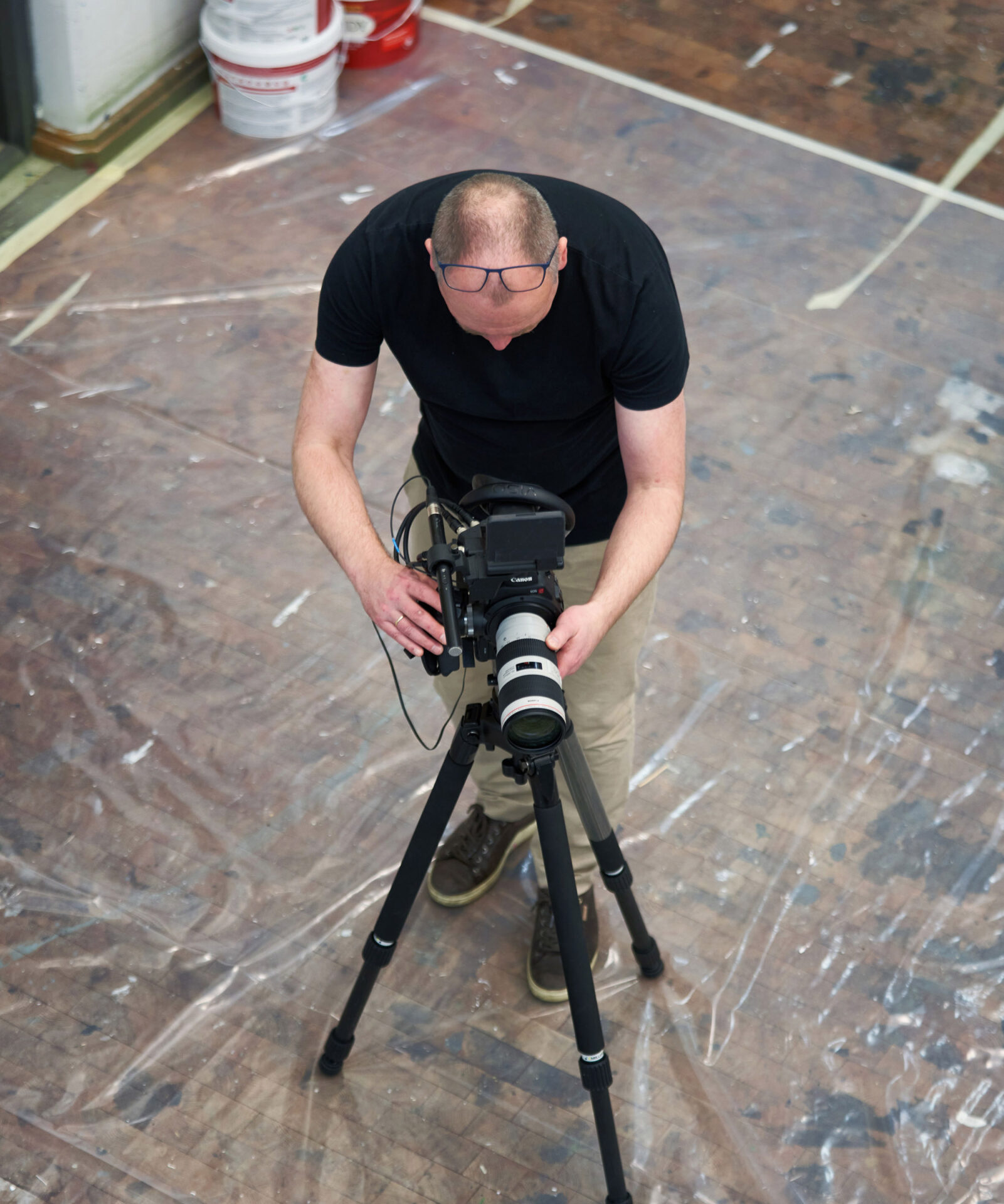 Arild Østin Ommundsen justerer sitt kamera og gjør seg klar til å filme