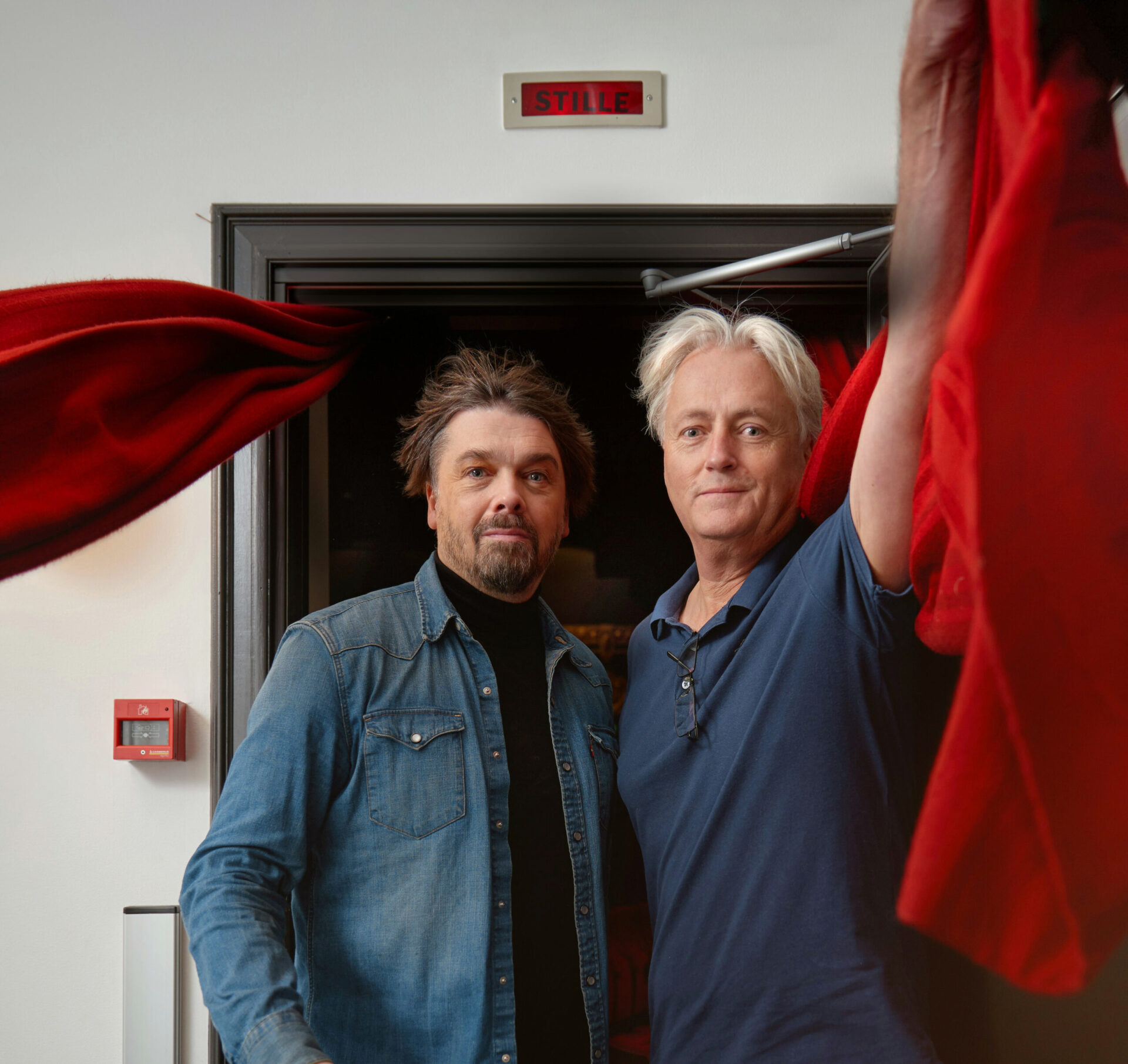 Arne Nøst og Frode Ytre-Arne foran en dør