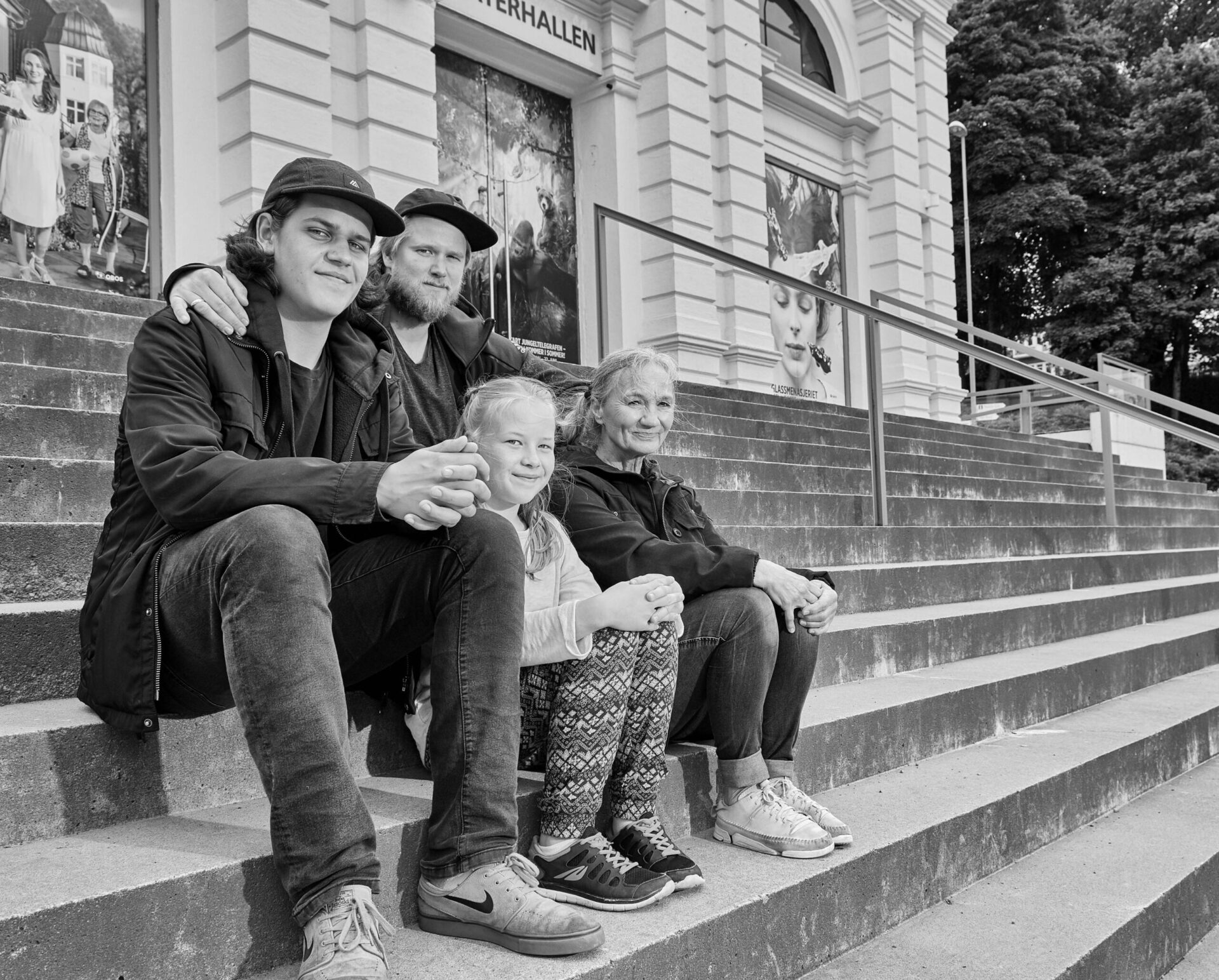 Skuespillere med bakgrunn i BUT som sitter i trappen til Teaterhallen.