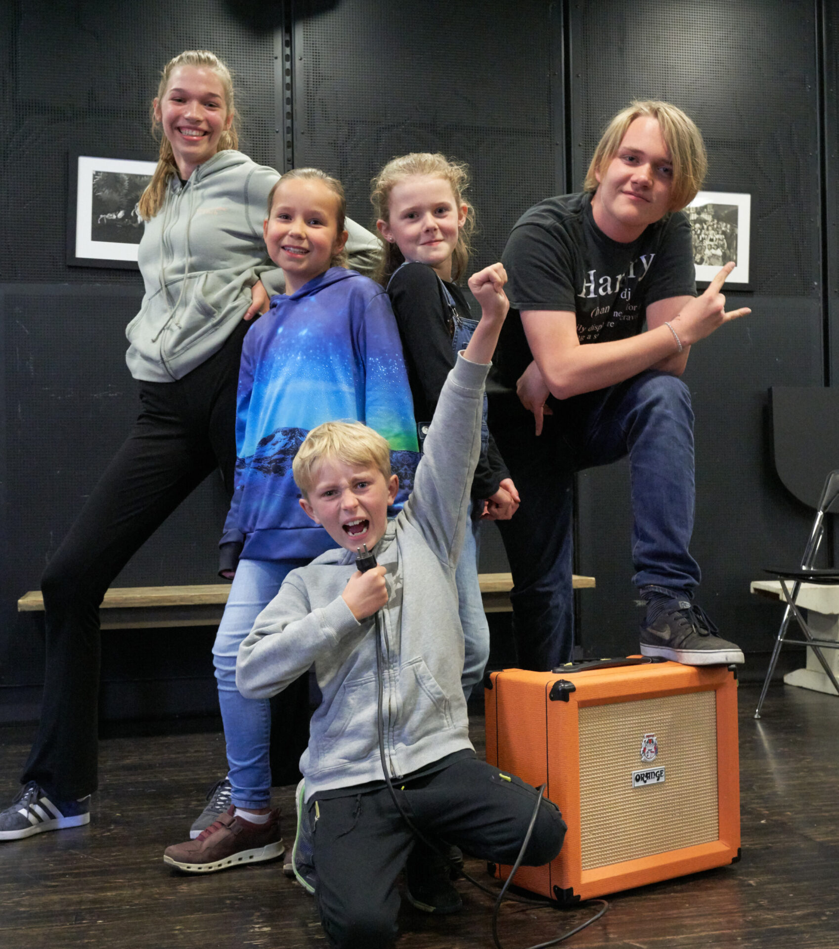 5 barn som spiller i Tøff i pyjamas