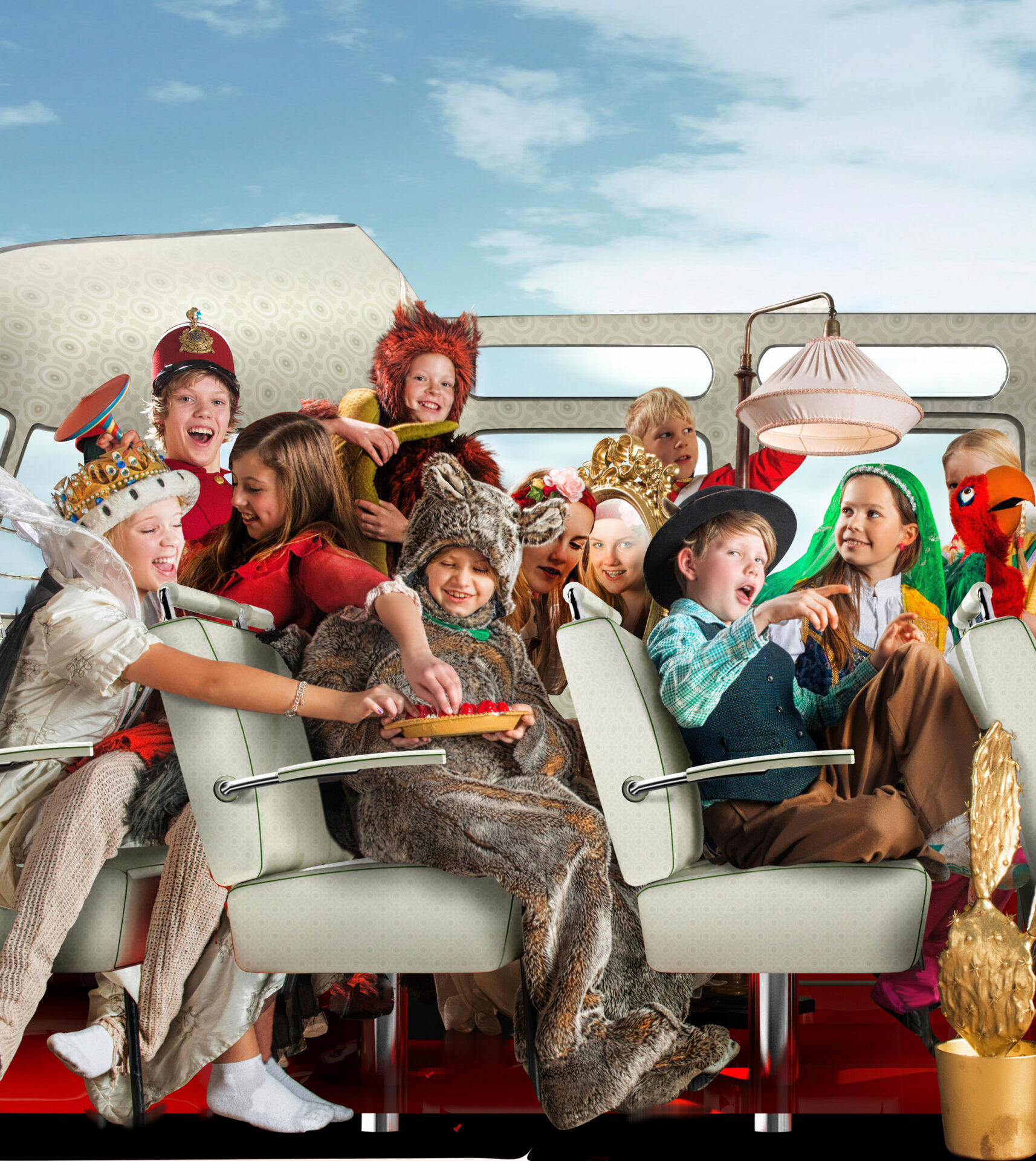 Glade barn i diverse utkledningstøy som sitter i en buss