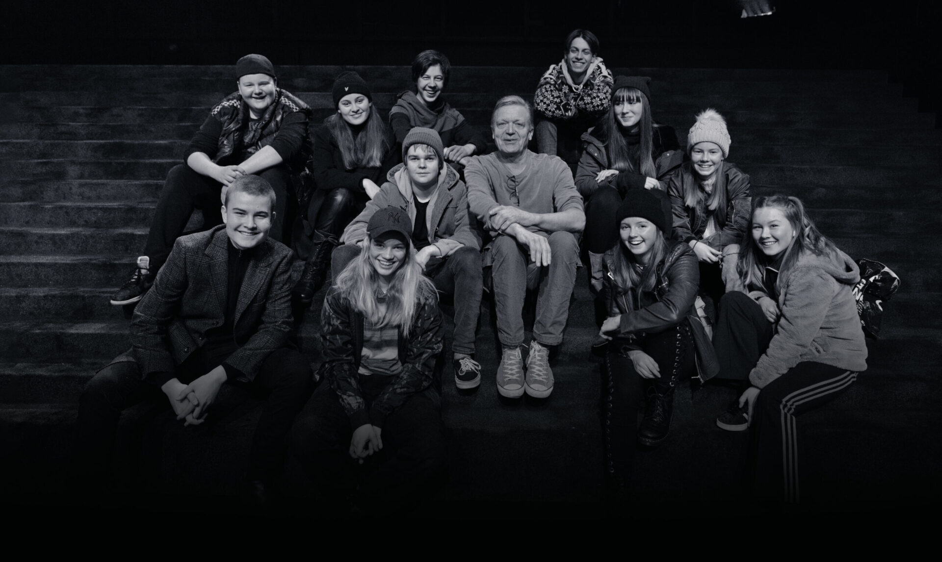 11 unge medvirkende i DNA sammen med regissør Terje Strømdahl
